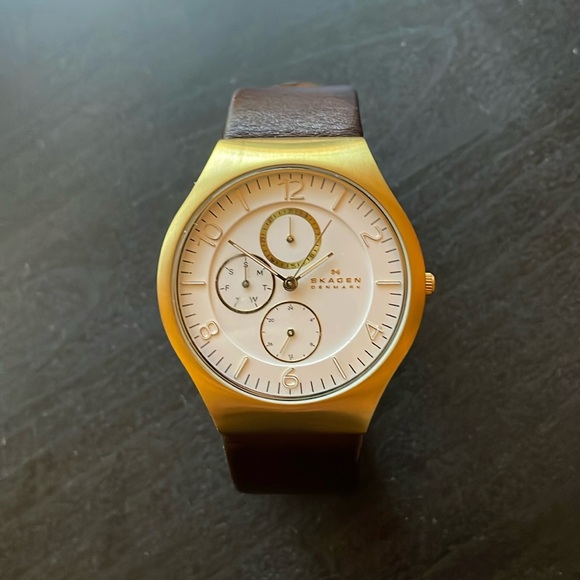 Skagen Leather Band Watch - Picture 1 of 8